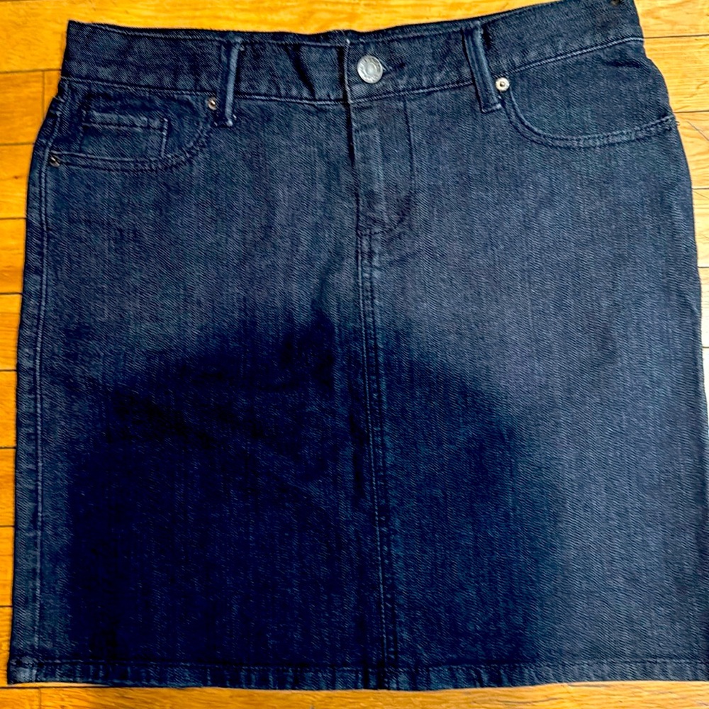 New stylish ladies skirt size 10.
